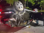 Jovem furta carro para 'curtir fim de semana' e capota veículo em Governador Valadares