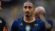 Lesão de Raphinha pode render indenização milionária ao Barcelona via programa da Fifa