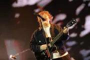 Lewis Capaldi emociona Lollapalooza Brasil com retorno triunfal após pausa por saúde