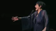Liza Minnelli revela flagra do marido gay na cama com outro homem em autobiografia