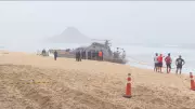 Marinha e Bombeiros tentam retirar navio encalhado na Praia da Macumba no Rio