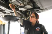 Mecânica de Taubaté supera preconceito e inspira mulheres em profissão masculinizada