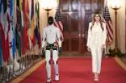 Melania Trump leva robô humanoide à Casa Branca em cúpula sobre IA na educação