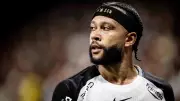 Memphis Depay usa celular no banco do Corinthians e pode ser punido pela CBF