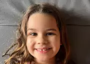 Menina de seis anos com tumor cerebral raro busca tratamento experimental na Itália