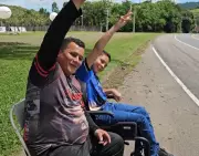 Menino com paralisia cerebral se torna xodó de caminhoneiros em Muriaé e ganha rede de afeto