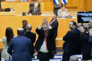 Ministro israelense celebra com champagne e broche de forca lei de pena de morte para palestinos