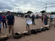 Moradores da Cidade do Povo bloqueiam BR-364 em Rio Branco em protesto por melhorias