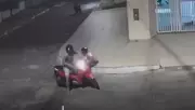 Motociclista é derrubada e tem moto roubada por dupla em Feira de Santana (BA)
