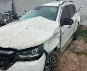 Motorista fica ferido após capotar caminhonete ao desviar de moto em Nanuque