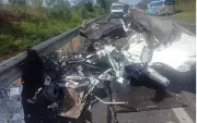 Motorista morre após carro bater em ônibus e se partir ao meio na BR-135 em Joaquim Felício