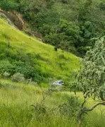 Motorista sobrevive após carro despencar de ribanceira de 100 metros em Juiz de Fora