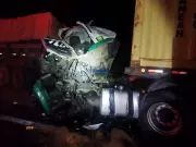 Motorista sofre lesões graves após colisão traseira entre carretas na BR-050 em Uberaba