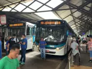 Motoristas de ônibus paralisam transporte coletivo em Rio Branco por atraso salarial