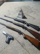 Mulher agredida por companheiro entrega arsenal de armas à polícia em Santo Antônio de Pádua