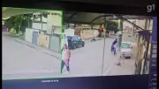 Mulher é assaltada ao caminhar em rua de Campos dos Goytacazes; vídeo mostra ação