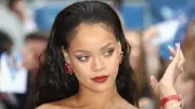 Mulher é autuada por tentativa de homicídio após disparar contra casa de Rihanna em Beverly Hills