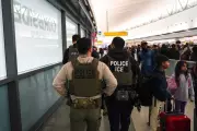 Mulher e filha são detidas pelo ICE no aeroporto de São Francisco após ordem de expulsão