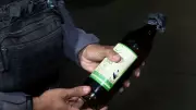 Mulher é presa com droga em garrafa de cachaça em distribuidora de Cariacica