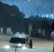 Mulher se joga de carro durante enxurrada em Santarém em ato de sobrevivência