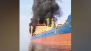 Navio petroleiro incendeia no Estreito de Ormuz após ataque iraniano com drones