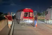 Ônibus colide com ambulância na BR-364 em Cuiabá e deixa três pessoas feridas