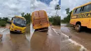 Ônibus escolar quase tomba após atolar em passagem molhada na zona rural do Piauí