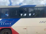 Ônibus são apedrejados em Pilar do Sul (SP) durante transporte de estudantes universitários
