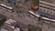 Ônibus são usados como barricadas em rua da Zona Oeste do Rio de Janeiro