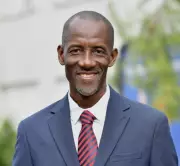 Novo prefeito de Saint-Denis enfrenta ataques racistas após eleição e convoca mobilização antirracista