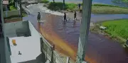 Nível da Lagoa de Carapebus sobe e causa alagamentos no Norte Fluminense