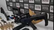 Operação em Divinópolis apreende fuzil, escopeta, munições e drogas com quatro suspeitos