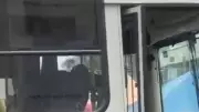 Pai agride motorista de ônibus após filha de 6 anos ficar com braço preso na porta em Patos de Minas