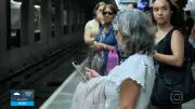 Passageiros enfrentam instabilidade e 'apagão' de sinal de celular e internet no metrô de São Paulo
