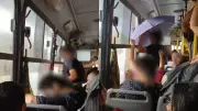 Passageiros usam guarda-chuva dentro de ônibus para se proteger da chuva em Teresina