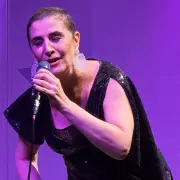 Paula Santoro celebra cura do câncer em show emocionante no Rio de Janeiro