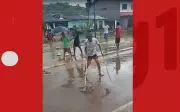 Peixes são encontrados nas ruas de Ipiaú após alagamentos causados por chuvas intensas