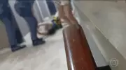 PM chuta rosto de mulher em São Vicente; 'Liga essa COP aí', diz parceira