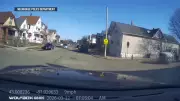 Policial dos EUA mata suspeito após ficar pendurado em porta de caminhão durante perseguição