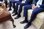 Presentes de Trump: sapatos folgados viram piada e memes nos EUA