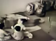 Professora é flagrada puxando cabelo de aluna de 4 anos em escola de Sorocaba