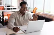 Programa Black STEM oferece bolsas de R$ 42 mil para estudantes negros no exterior