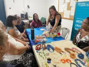 Projeto ensina mulheres caiçaras a transformar escamas de peixe em biojoias sustentáveis