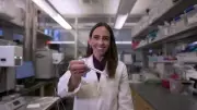 Química brasileira cria caneta que detecta câncer em segundos durante cirurgias