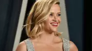 Reese Witherspoon completa 50 anos: uma trajetória de sucesso em Hollywood