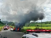 Retroescavadeira pega fogo e interdita rodovia no Brejo paraibano após curto-circuito
