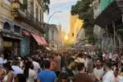 Rua do Senado, eleita a mais descolada do mundo, vive disputa territorial entre ambulantes e novos bares