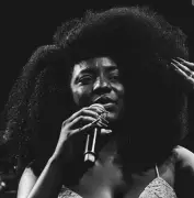 Sambista mineira Adriana Araújo morre aos 49 anos; velório será nesta terça-feira