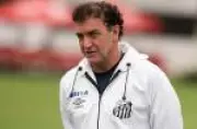 Santos oficializa Cuca como novo técnico após demissão de Vojvoda