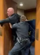 Senador auxilia polícia na expulsão de manifestante em audiência do Capitólio